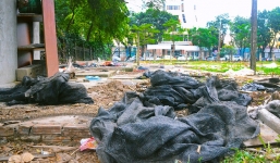 Chùm ảnh bên trong công viên lọt top 10 'đẹp nhất Hà Nội': Rác thải, kính vỡ ngập ngụa lối đi